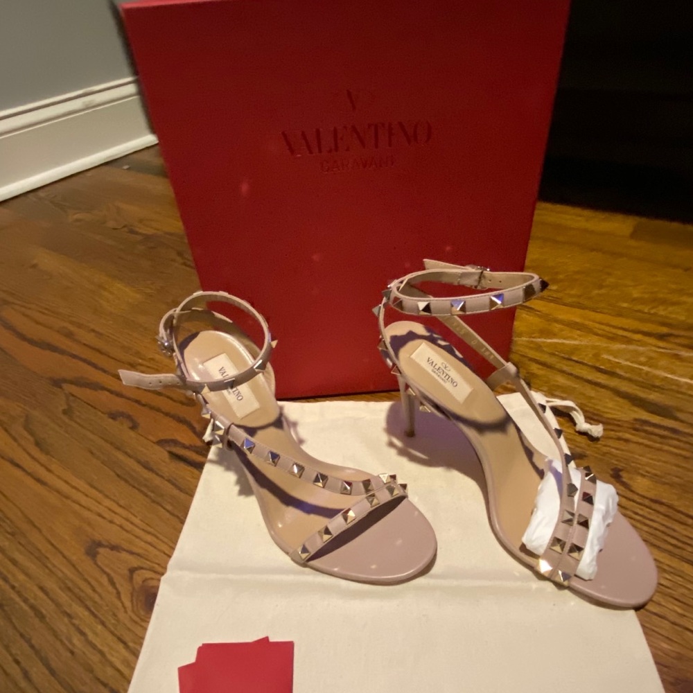 Valentino Garavani 38 1/2  rockstud sandals